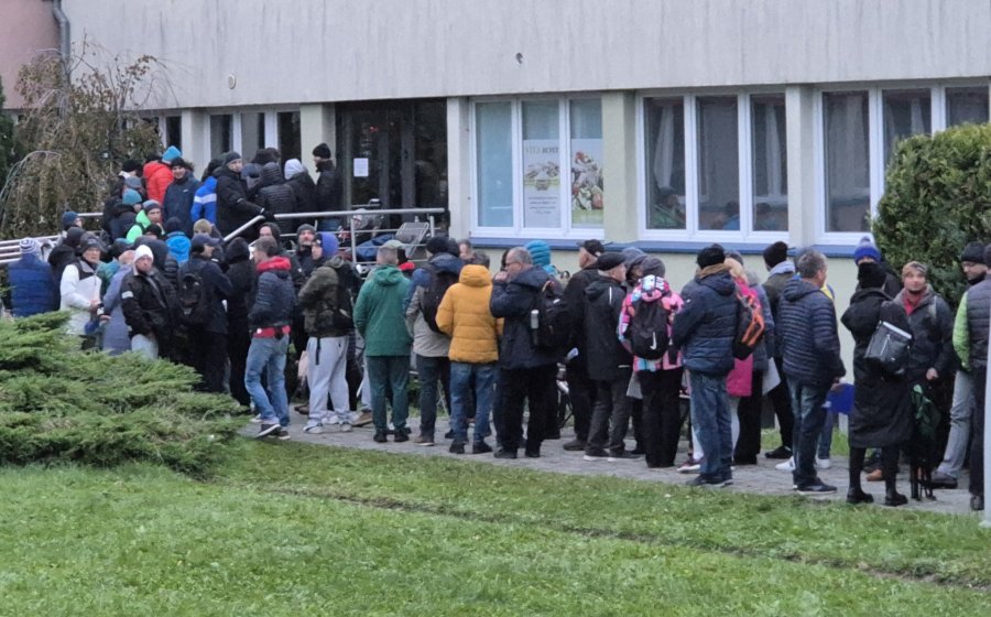 Od kilku dni spali na parkingu, by zdobyć dotację. Utworzyło się kilka komitetów kolejkowych - foto