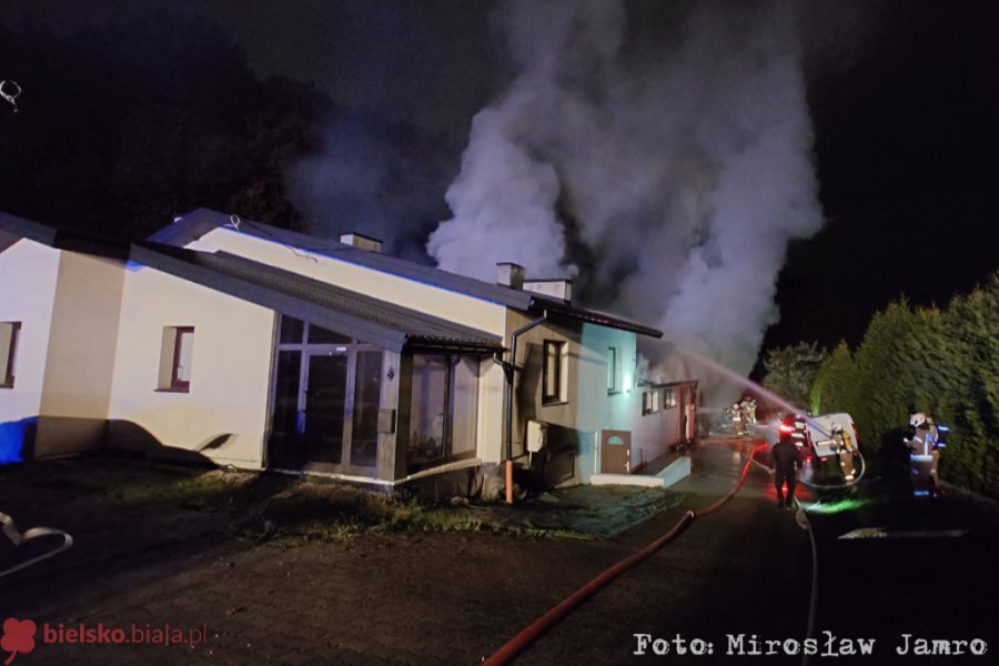Pożar budynku w Mazańcowicach. Spłonął garaż i kilka znajdujących się w nim pojazdów - foto