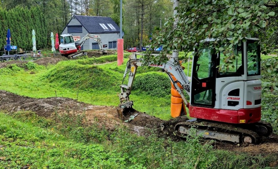 Koparki wjechały na Błonia. Do połowy listopada naprawią zdegradowany pumptrack - foto