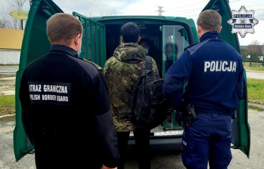 Deportowany cudzoziemiec miał przy sobie tzw. białą broń. Wcześniej nakradł w sklepie - foto