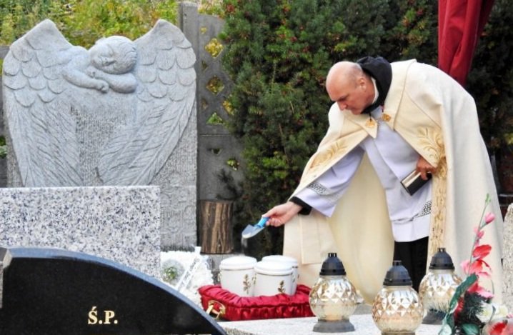 Trzy białe urny symbolicznie złożono do grobu. „Dla niego nadal jesteście mamą i tatą” - foto