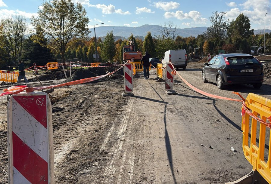 Nie ma znaków i przejść, a dzieci chodzą do szkoły po błocie. Wykonawca usuwa usterki - foto