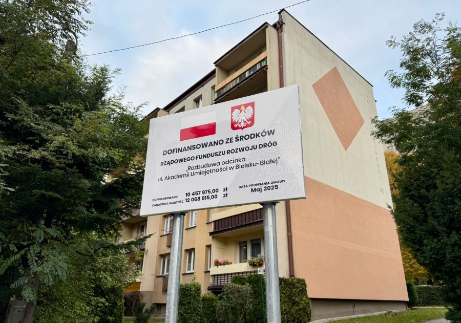 Bareja by tego nie wymyślił. Budowa nie ruszyła, tablica o dofinansowaniu już dumnie stoi - foto
