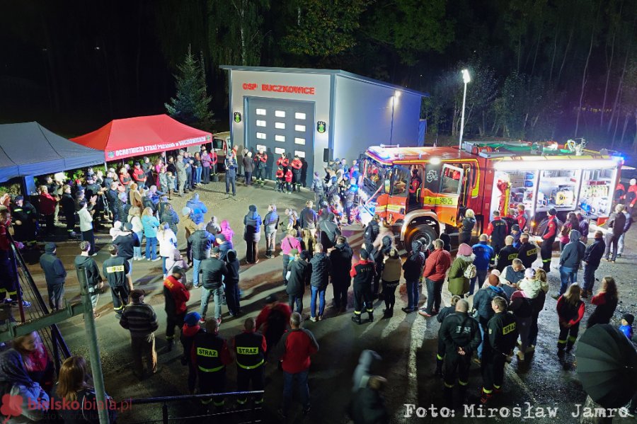 Tłum witał nowy wóz. Bielska firma wyprodukowała nowoczesną Scanię dla OSP Buczkowice - foto