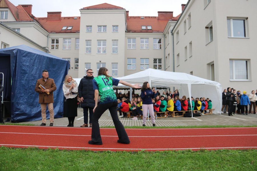 Odsłonili mural i bieżnię. Inwestycja przy szkole będzie służyć wszystkim mieszkańcom - foto
