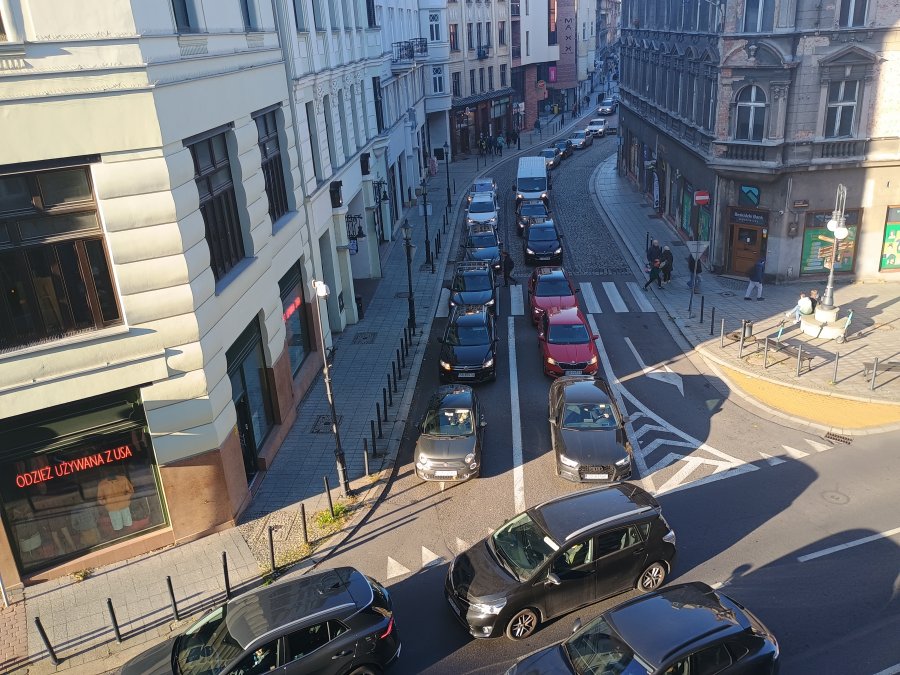 To skrzyżowanie w centrum to zmora kierowców. Miasto nie zgadza się na sygnalizację - foto