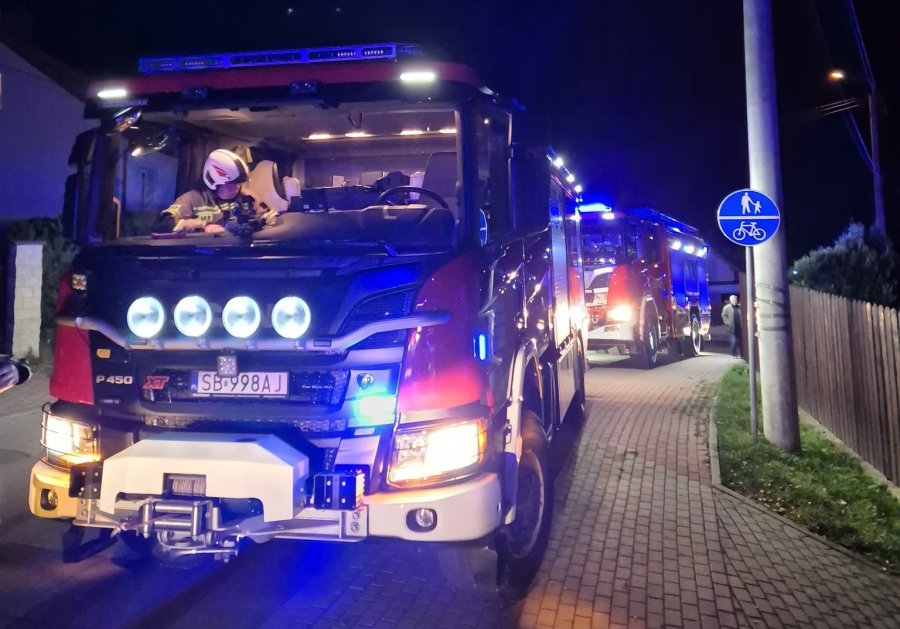 Wokół domu wyczuwali zapach gazu. Na miejscu interweniowały cztery zastępy strażaków - foto