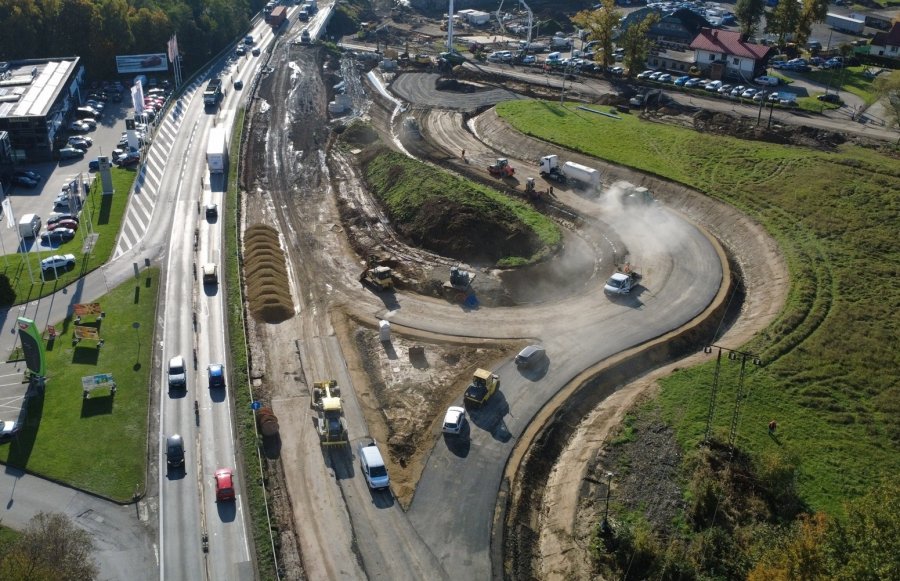 Muszą zdążyć do końca roku. Widać już zarys węzła z rondem i płytę nowego mostu ZDJĘCIA
