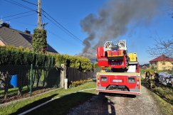 Pożar garażu w Hałcnowie. Z ogniem walczyło siedem zastępów, ogień strawił dach  - foto