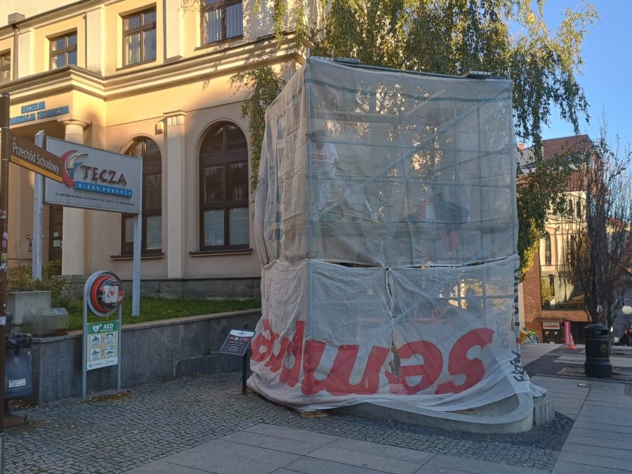 Pomnik w centrum zasłonięty. Ufundowano go w latach 50., jest symbolem wdzięczności - foto