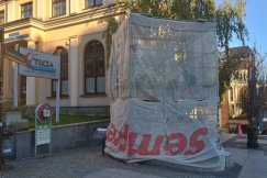 Pomnik w centrum zasłonięty. Ufundowano go w latach 50., jest symbolem wdzięczności - foto