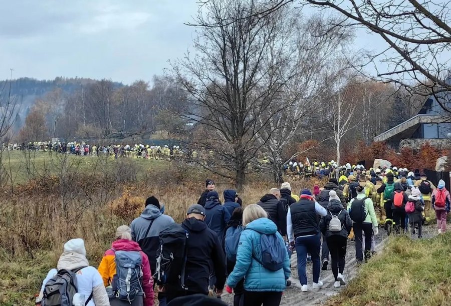Setki osób wyszły na Klimczok dla Kazika. Na szczycie był tort i gromkie „sto lat!” - foto