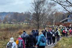 Setki osób wyszły na Klimczok dla Kazika. Na szczycie był tort i gromkie „sto lat!” - foto