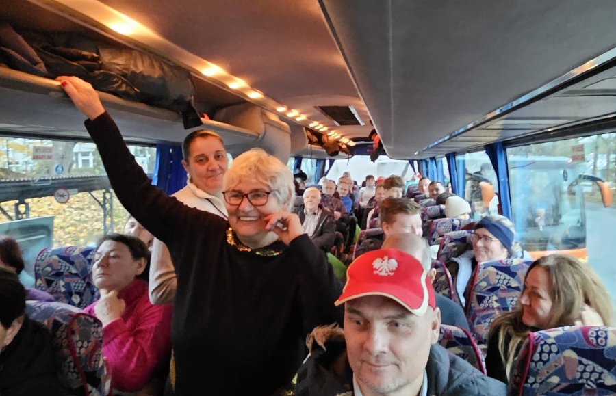 Skoro świt ruszyli do stolicy. Kilka autokarów z Bielska-Białej jedzie na Marsz Niepodległości - foto