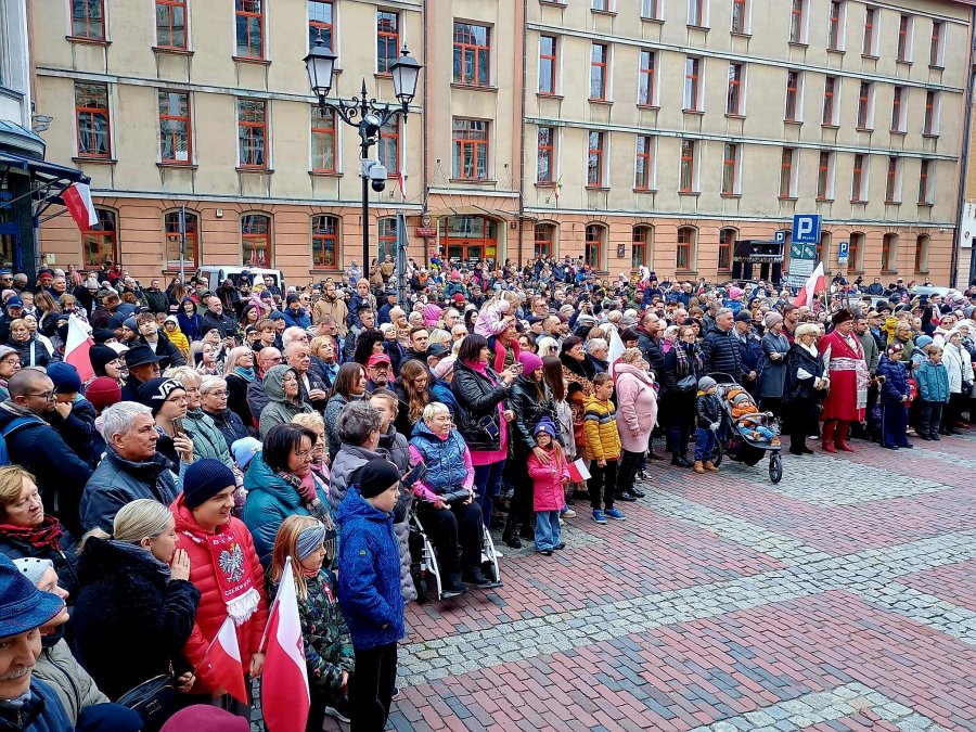 Pełny plac wspólnie odśpiewał Mazurka Dąbrowskiego! Potem tłum ruszył na grochówkę - film i foto