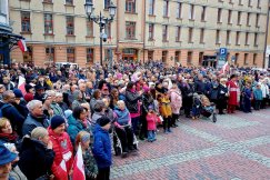 Pełny plac wspólnie odśpiewał Mazurka Dąbrowskiego! Potem tłum ruszył na grochówkę - film i foto
