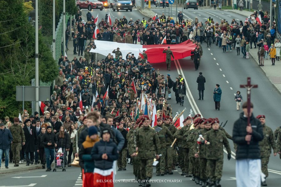 Z wielką biało-czerwoną flagą szli przez miasto. Wielu mieszkańców oddało hołd poległym - foto