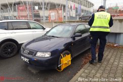 Zaparkowali w miejscu, gdzie obowiązuje zakaz. Strażnicy miejscy mieli pełne ręce roboty - foto