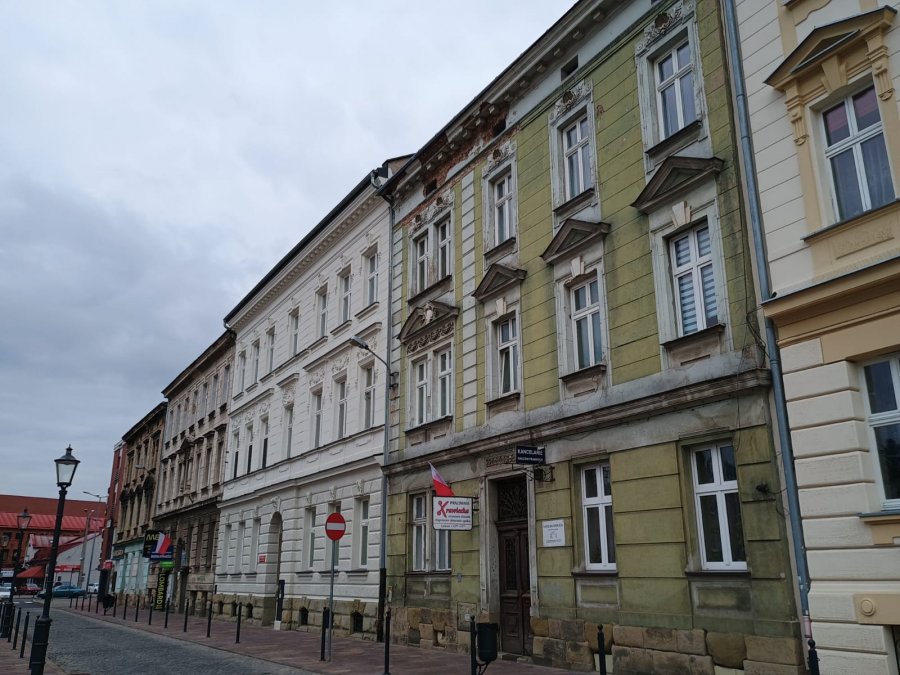 Kamienica przy Klimczoku straszy przechodniów. Tynk poniżej rynny został skuty celowo - foto