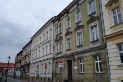 Kamienica przy Klimczoku straszy przechodniów. Tynk poniżej rynny został skuty celowo - foto