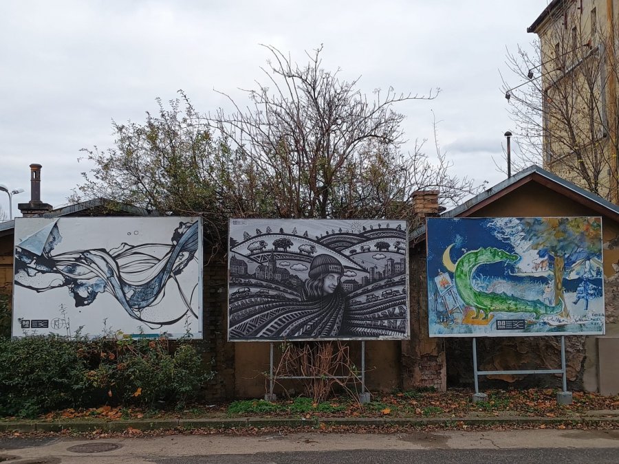 Sztuka przy dworcu. To trzecia odsłona projektu prezentującego dorobek lokalnych artystów - foto