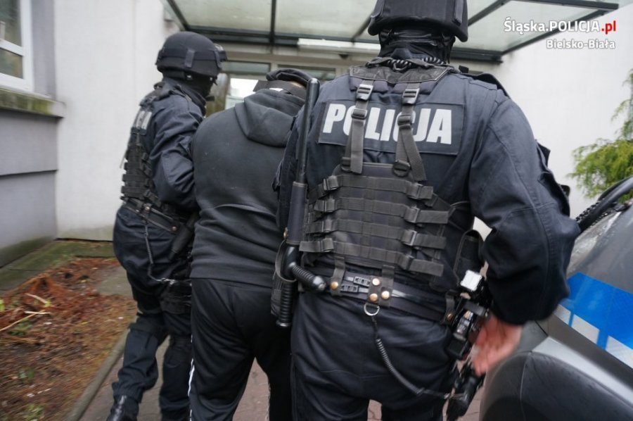 Duża akcja służb na terenie Bielska-Białej. 17 przestępców trafił do zakładu karnego