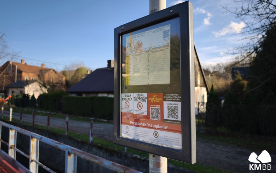 Na słupkach pojawiają się gablotki. Skanując kod dowiesz się, gdzie kupić bilet - foto