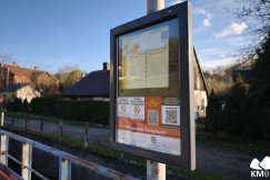 Na słupkach pojawiają się gablotki. Skanując kod dowiesz się, gdzie kupić bilet - foto