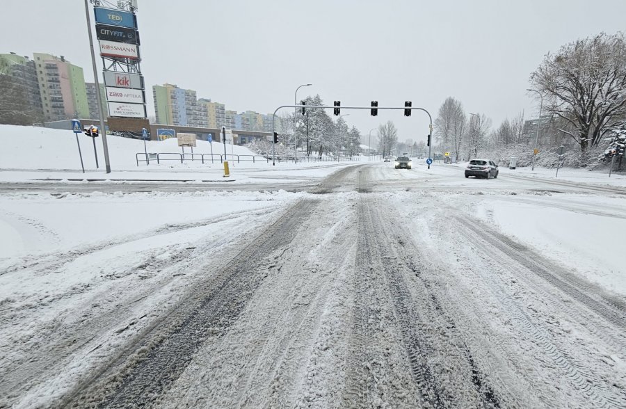Miejscami spadło ponad 20 cm śniegu. Trudne warunki na drogach w całym regionie - foto