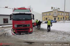 Turecki kierowca zahaczył o wysepkę ronda. Ciężarówka zablokowała skrzyżowanie- foto