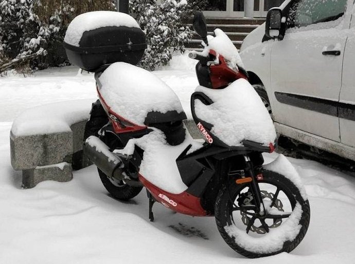 Motorowerem z zakazem w zimowej aurze. W centrum miasta zatrzymali go policjanci - foto
