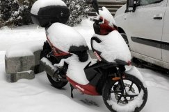 Motorowerem z zakazem w zimowej aurze. W centrum miasta zatrzymali go policjanci - foto