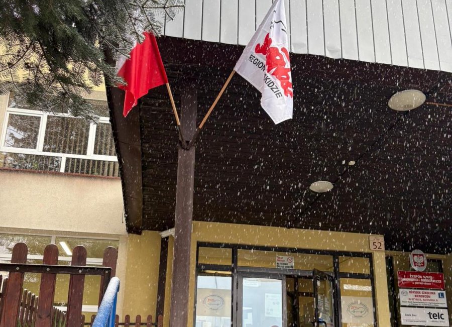 Chcą wstrzymania „chaotycznych reform”. Placówki oflagowane, w środę pikieta - foto