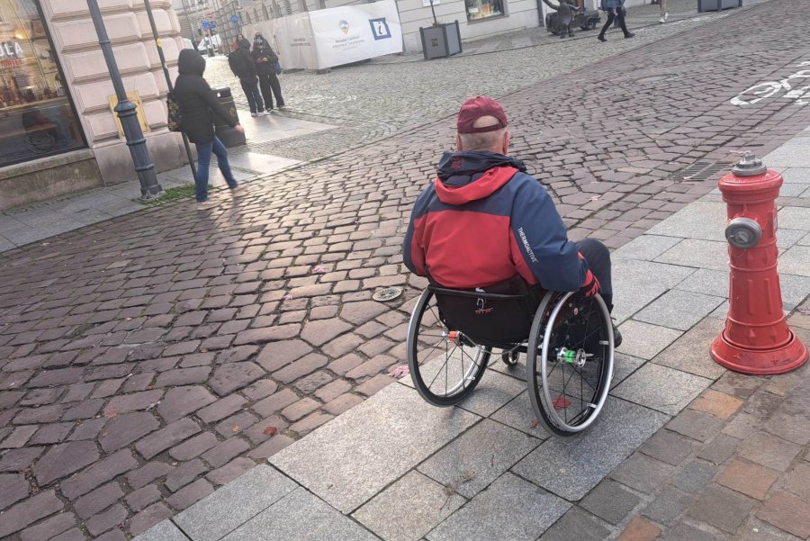 Bariery w centrum Bielska-Białej. Muszą jeździć wózkiem inwalidzkim po ruchliwej drodze - foto