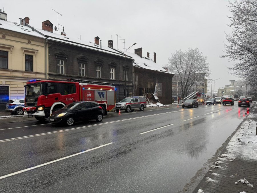Jednym pasem na wysokości zawalonej kamienicy. Ruch pieszy tylko drugą stroną ulicy - foto