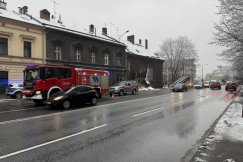 Jednym pasem na wysokości zawalonej kamienicy. Ruch pieszy tylko drugą stroną ulicy - foto
