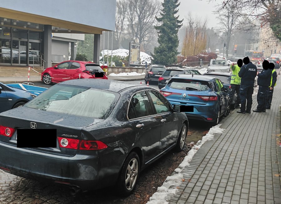 Pod blokiem masowo posypały się mandaty. Mieszkańcy wściekli, bo zabrano im jedyny parking