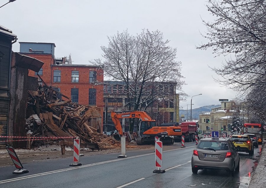 Poważne utrudnienia w centrum, zamknęli oba pasy. Trwają prace przy zawalonej kamienicy - foto