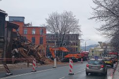 Poważne utrudnienia w centrum, zamknęli oba pasy. Trwają prace przy zawalonej kamienicy - foto