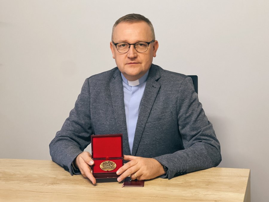 Medal dla dyrektora diecezjalnego Caritas. Organizacja od lat pomaga potrzebującym - foto