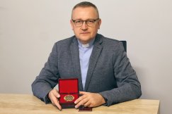 Medal dla dyrektora diecezjalnego Caritas. Organizacja od lat pomaga potrzebującym - foto