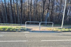 Absurdalne działanie urzędników. Postawili barierki i zagrodzili przejście na przystanek - foto