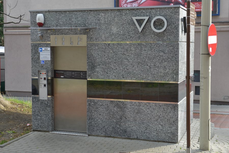 Pozostaje sikać w krzakach. Nie będzie toalety w Komorowicach, a w Białej jest nowa koncepcja