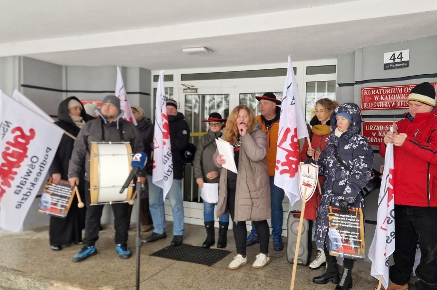 Pikietowali przed kuratorium. Chcą podwyżek wynagrodzenia i zatrzymania chaosu - foto