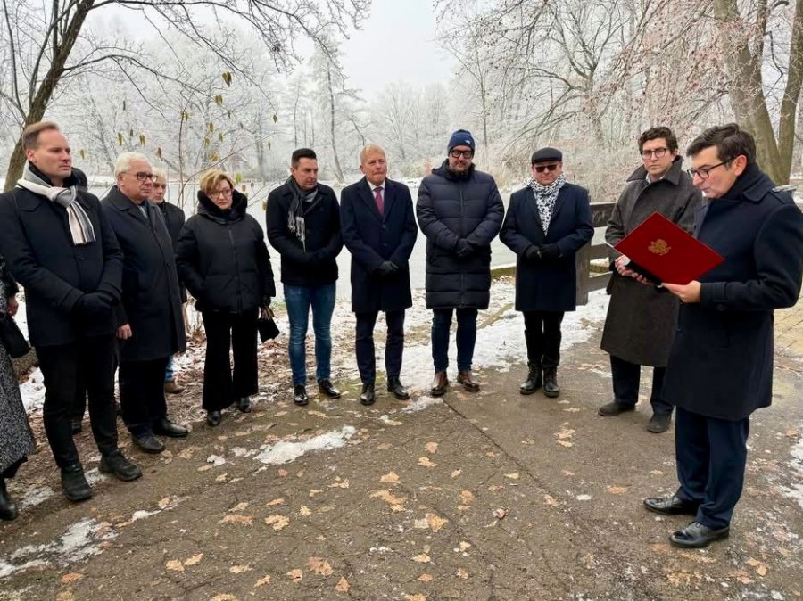 Były poseł z okręgu bielskiego uhonorowany. Jego imieniem nazwano alejkę w parku - foto