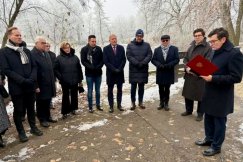 Były poseł z okręgu bielskiego uhonorowany. Jego imieniem nazwano alejkę w parku - foto