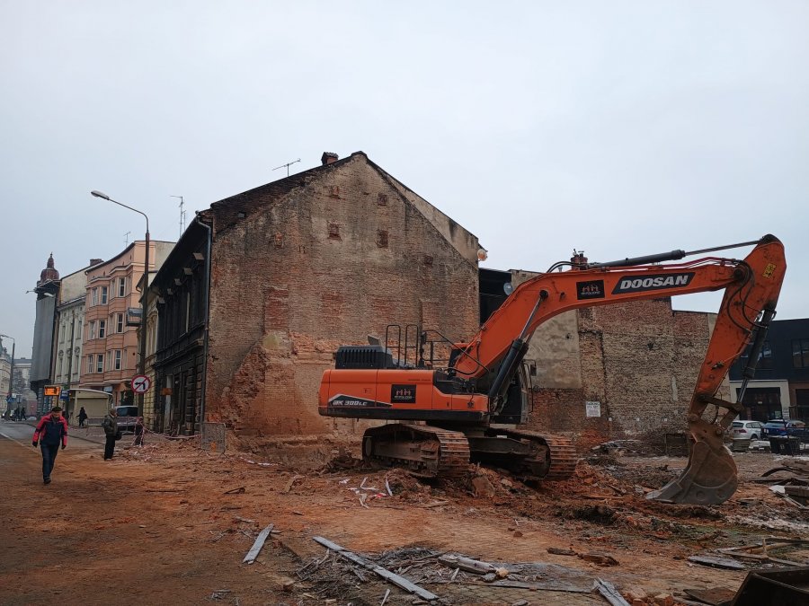 Po zabytkowej kamienicy nie ma śladu, rozebrano nawet piwnice. Dziś znikną utrudnienia - foto