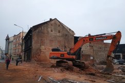 Po zabytkowej kamienicy nie ma śladu, rozebrano nawet piwnice. Dziś znikną utrudnienia - foto