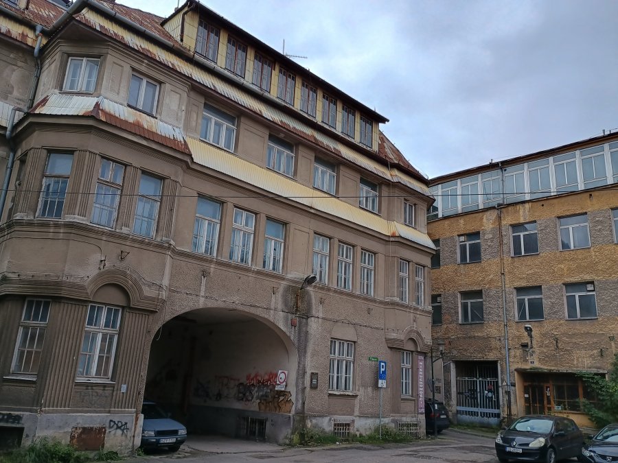 Kradli prąd z... ulicznej latarni w centrum miasta. Jeden z nich był poszukiwany listem gończym