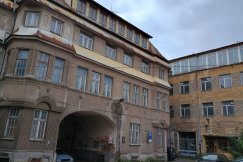 Kradli prąd z... ulicznej latarni w centrum miasta. Jeden z nich był poszukiwany listem gończym